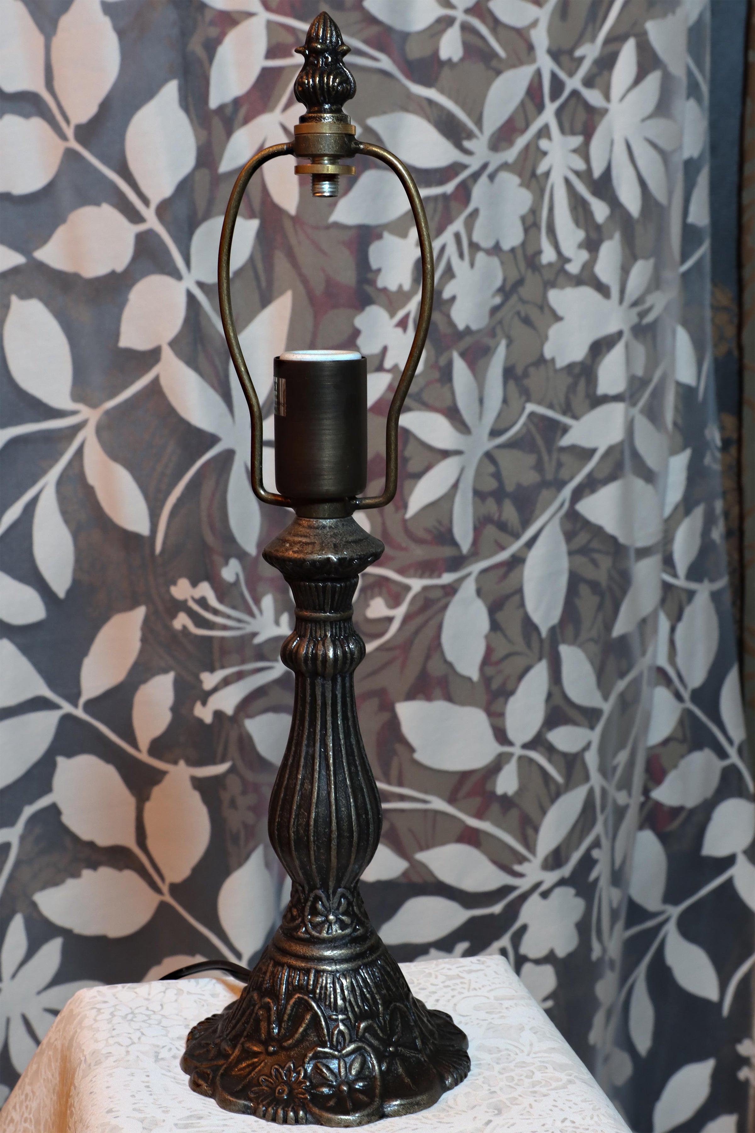 ランプベース ブロンズ調 アールヌーボーデザイン｜ステンドグラス